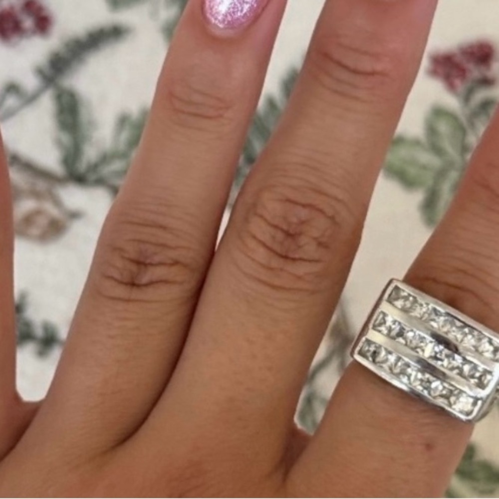 Elegant sterling Silver 925 Crystal Ring size 6 1/2